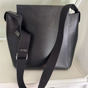 The Everlane Form Tote - Academia vibes 🤌🏼🖤